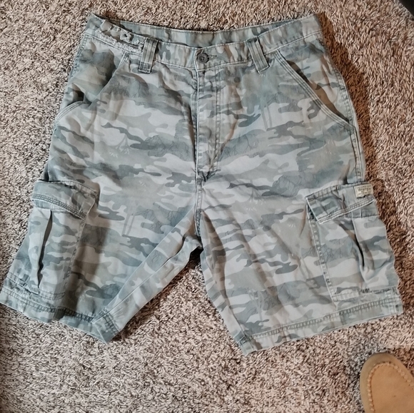 mens wrangler camo shorts